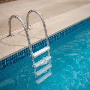 زمان استفاده از مواد تثبیت کننده آب استخر ضروری